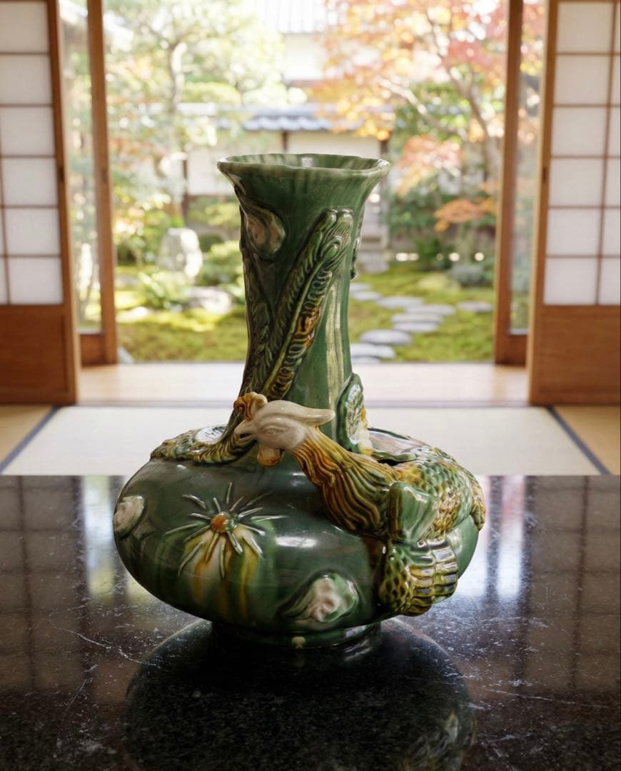 緑色の陶器製花瓶 鳥と植物の装飾