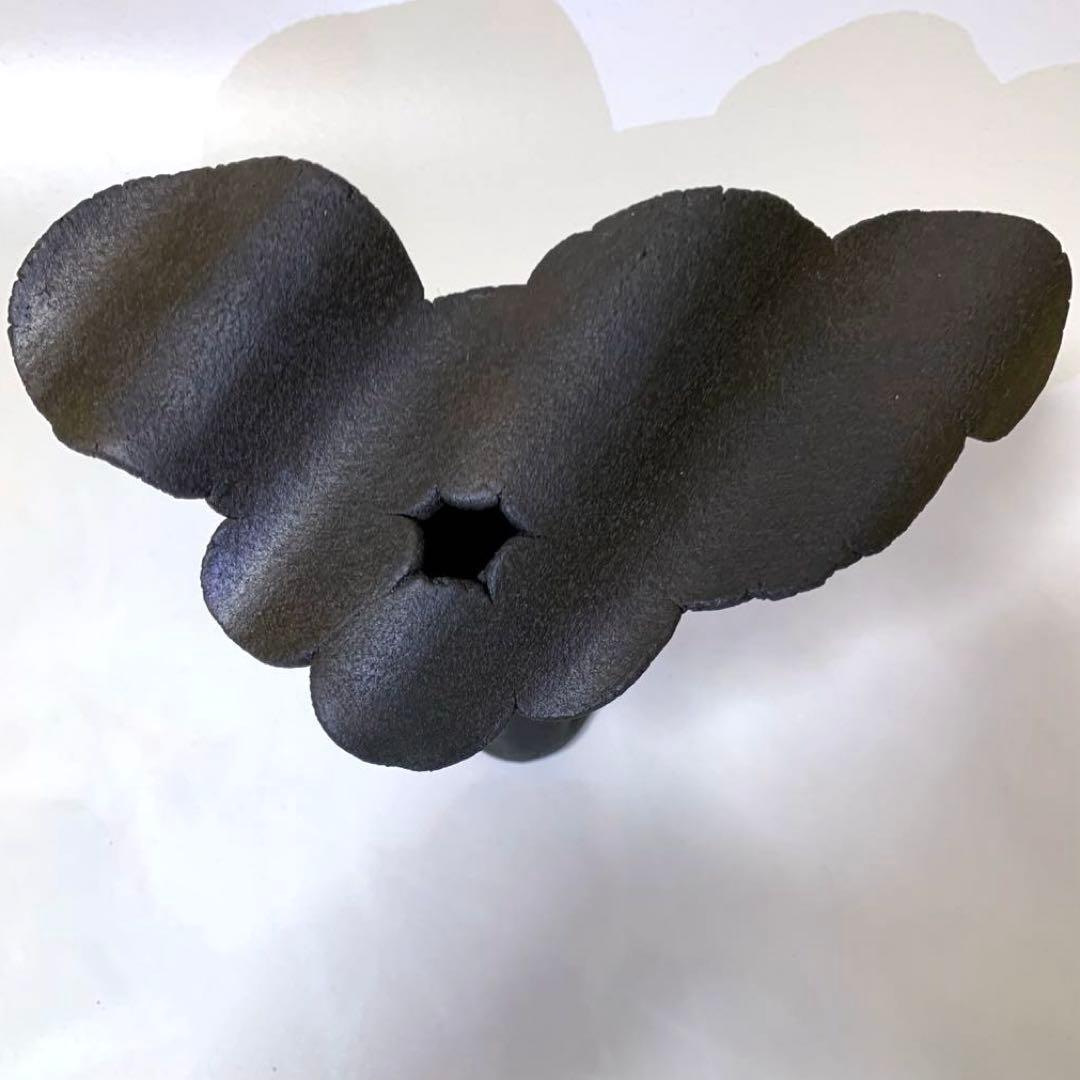 あらたにみさ子さん作　黒陶花入　銘「浮き雲」　共箱・共布・陶歴付