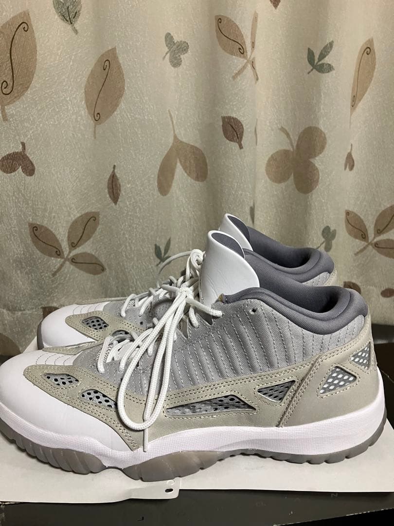 Air Jordan 11 ローカット　ホワイト/グレー