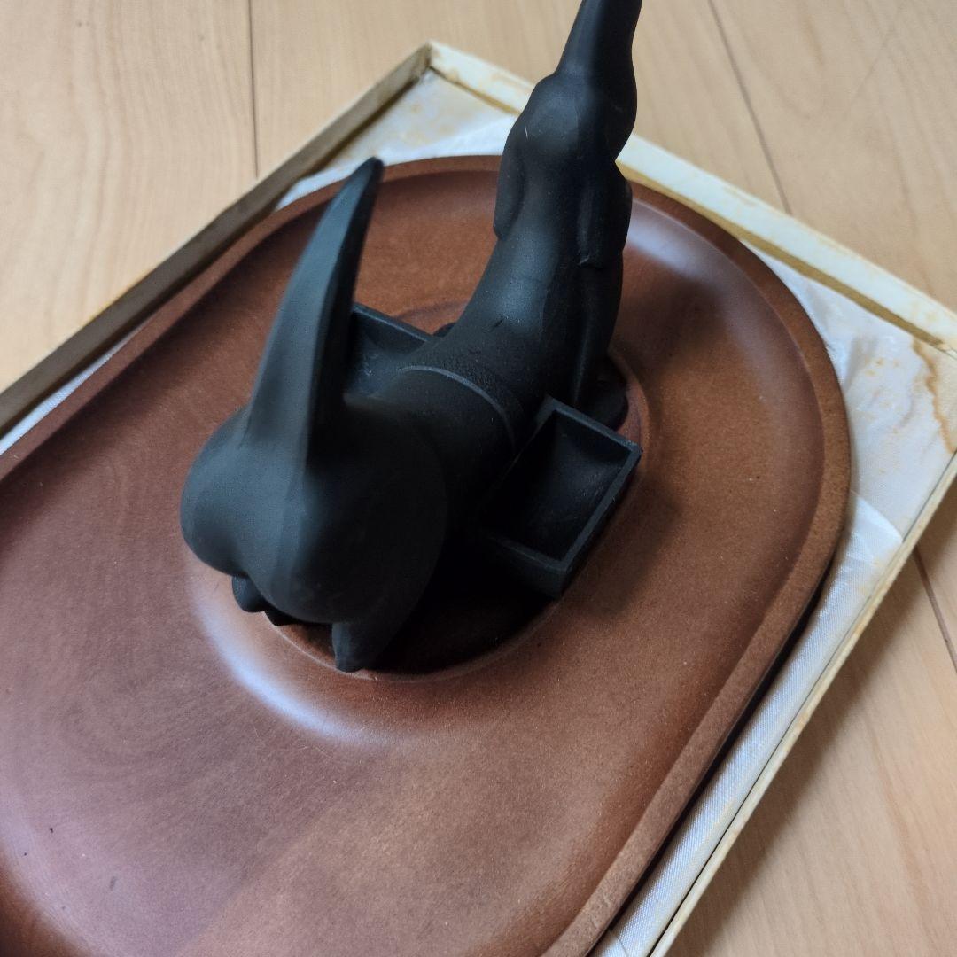 ダックス　犬の形の黒い陶器の置物