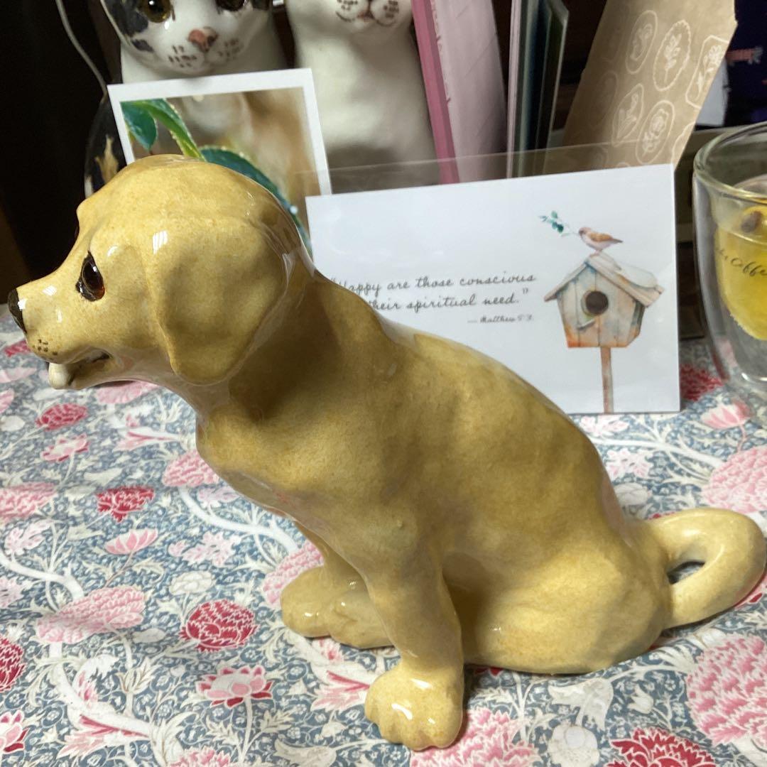 陶器製犬の置物 クリーム色ウィンスタンレイ女史のゴールデンレトリバー、サイズ2