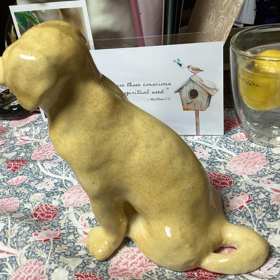 陶器製犬の置物 クリーム色ウィンスタンレイ女史のゴールデンレトリバー、サイズ2