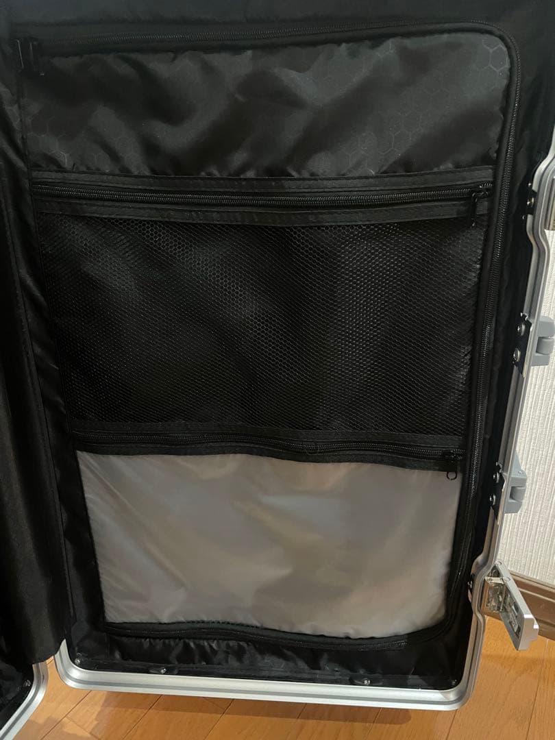 TSAロック付きLサイズ(78l)シルバーキャリーカート、ステッカー100枚付き