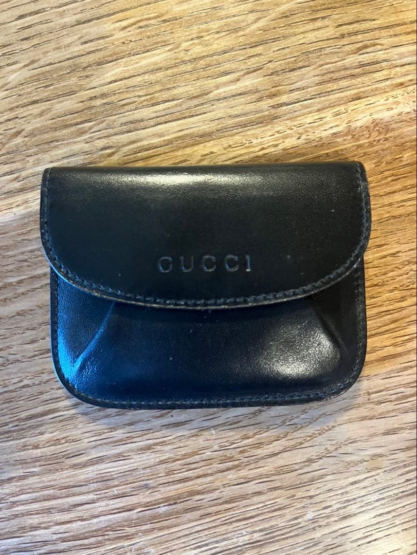 美品GUCCI 小銭入れ 黒レザー フラップ式 ロゴ刻印 お札・カード収納