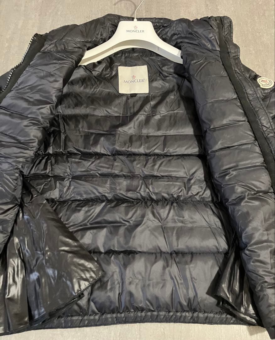 Moncler モンクレール　デザインの素敵なダウンジャケット