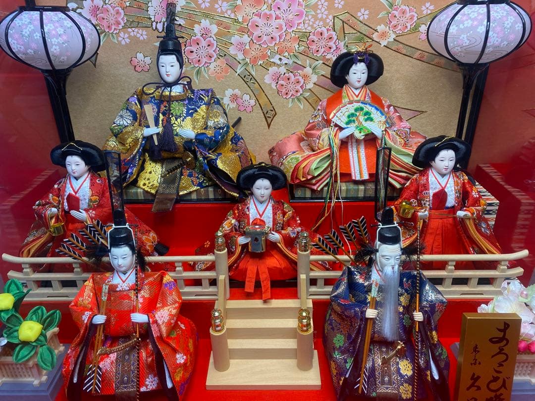 東京久月　雛人形オルゴール付き七人飾り・間口約６１×奥行約４０×高さ約４３㎝