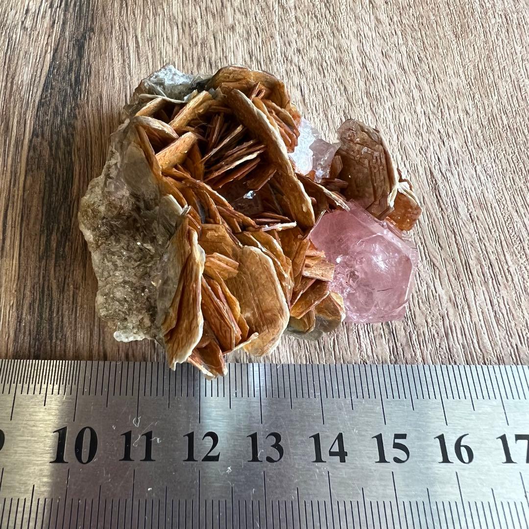 蛍光 ピンク アパタイト マスコバイト 共生 鉱物 標本 原石 フルオレッセンス