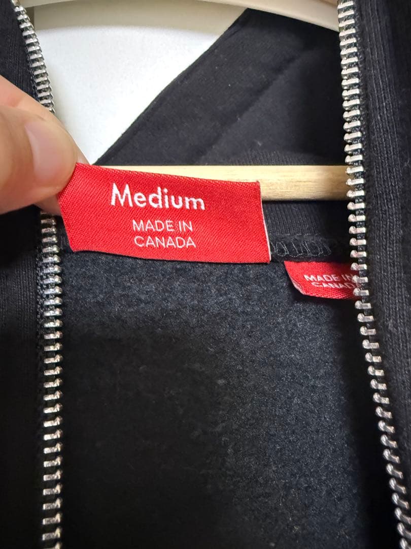 Supreme ブラックパーカー スモールロゴ　ジップアップ
