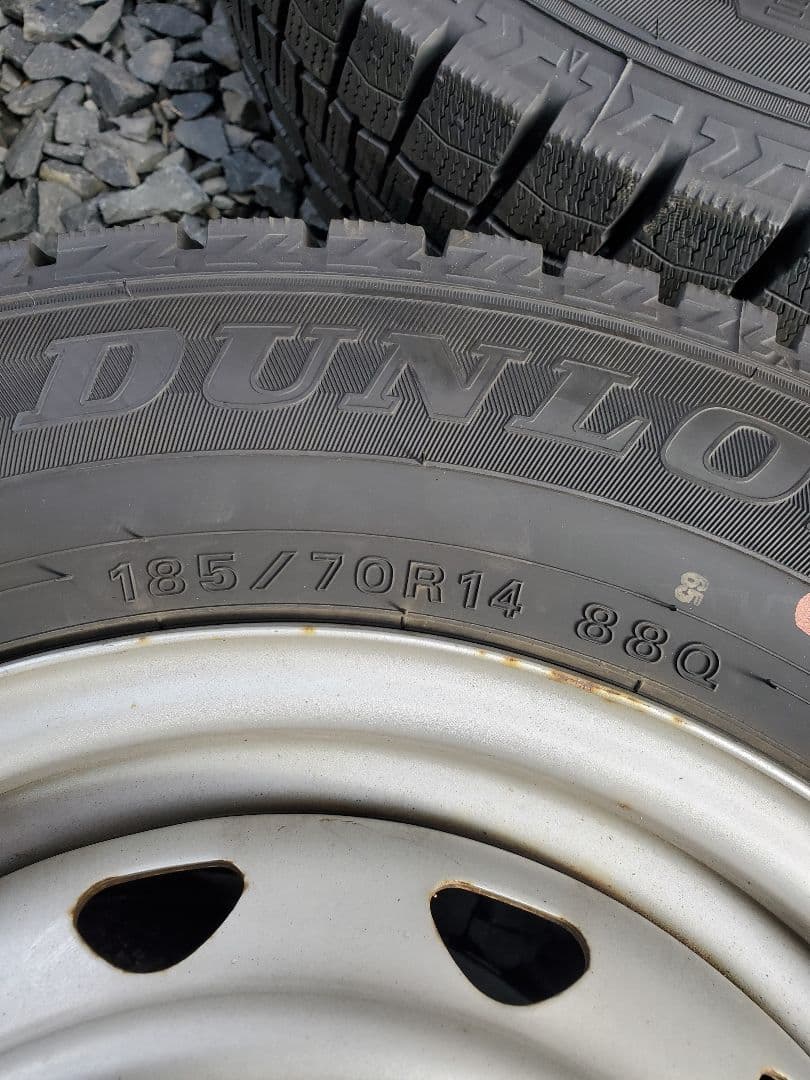 DUNLOPスタッドレス185/70R14 4本セット　24年製ノート等送料込み