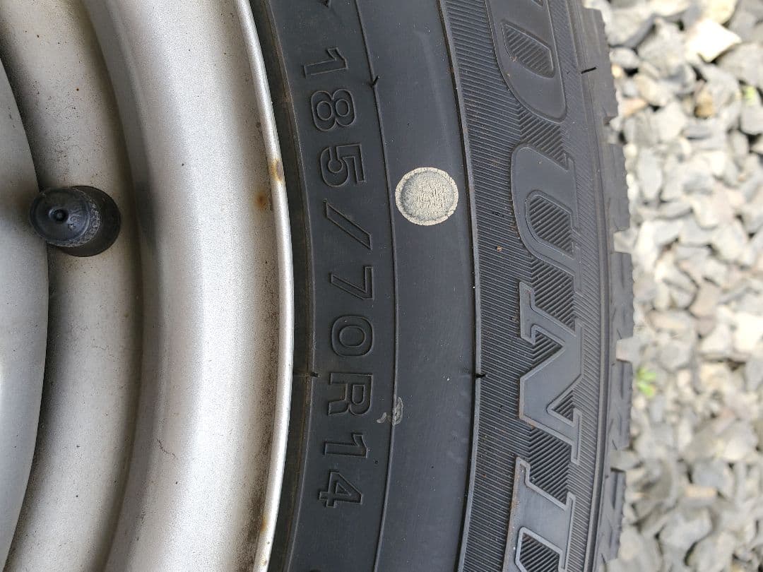 DUNLOPスタッドレス185/70R14 4本セット　24年製ノート等送料込み