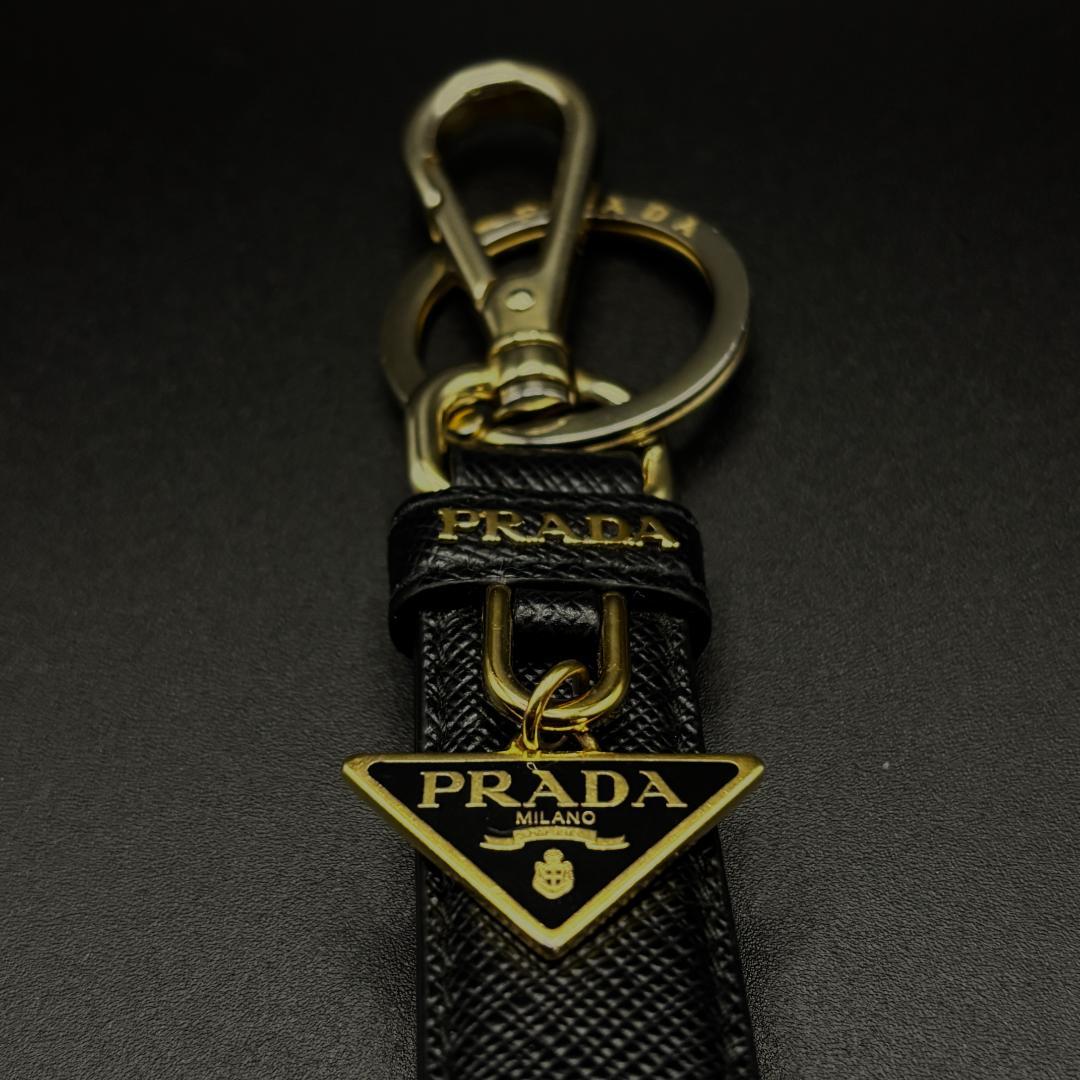 美品　PRADA キーホルダー　サフィアーノ　ブラック　キーリング　三角ダク