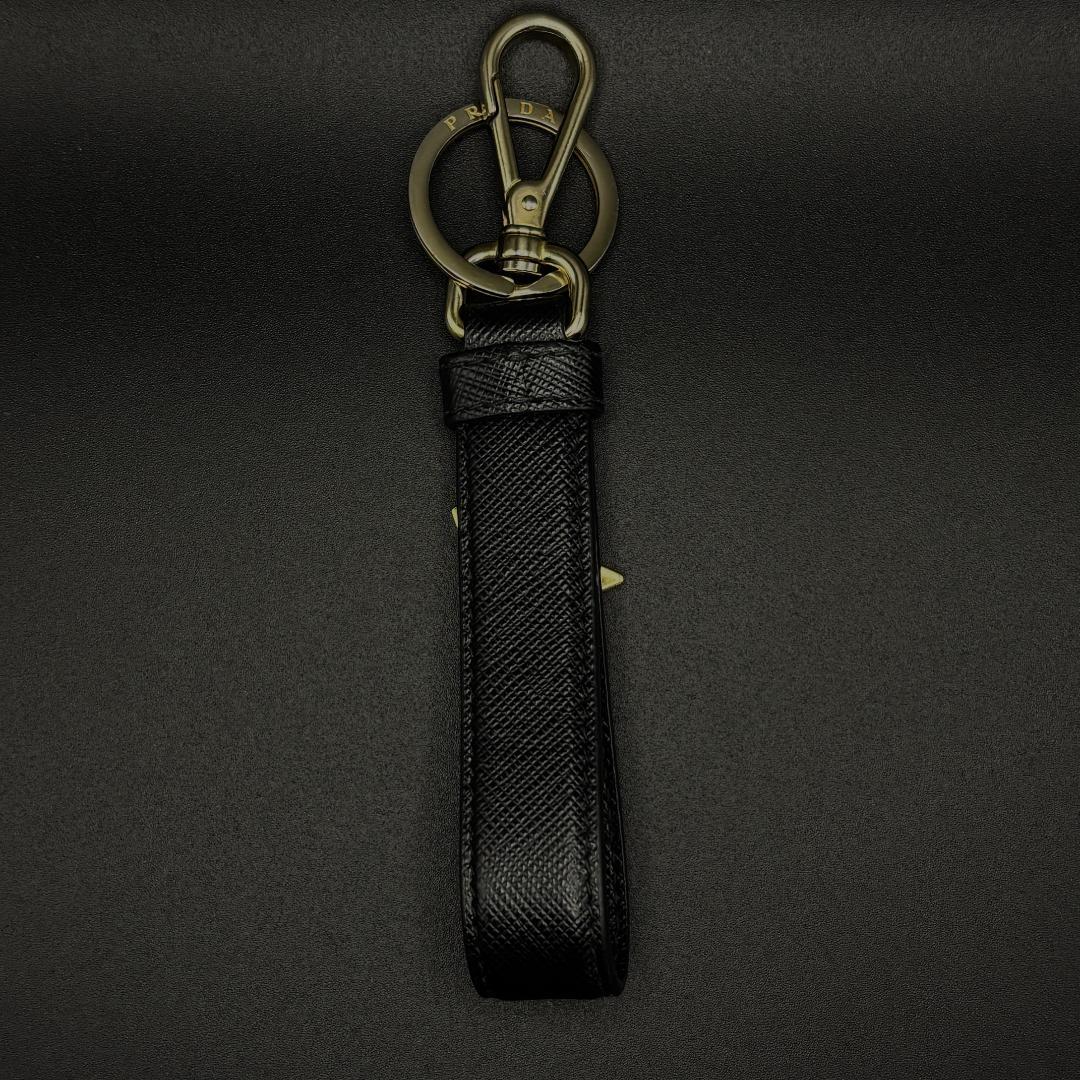 美品　PRADA キーホルダー　サフィアーノ　ブラック　キーリング　三角ダク