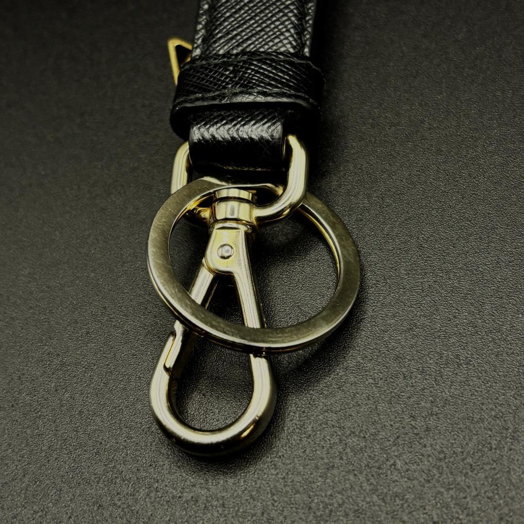 美品　PRADA キーホルダー　サフィアーノ　ブラック　キーリング　三角ダク