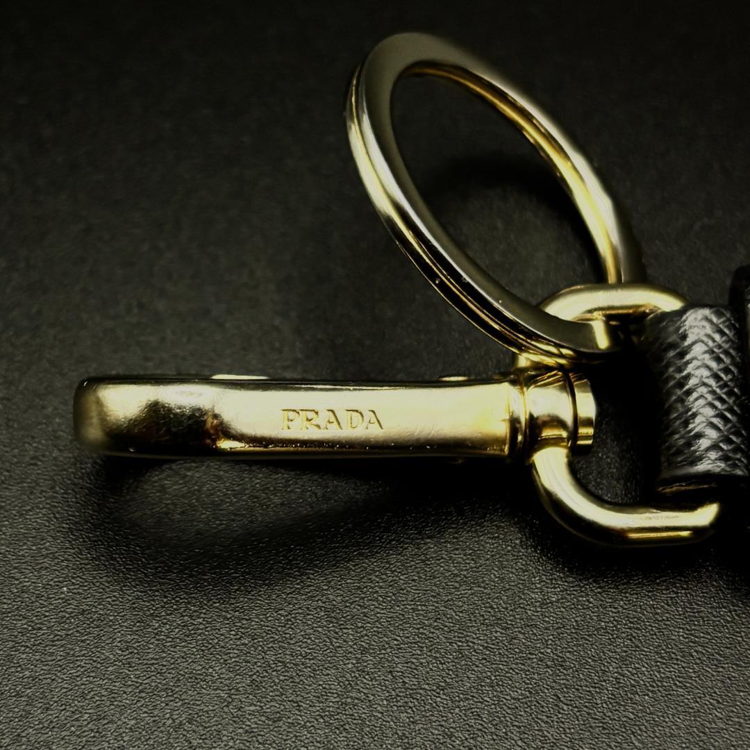 美品　PRADA キーホルダー　サフィアーノ　ブラック　キーリング　三角ダク