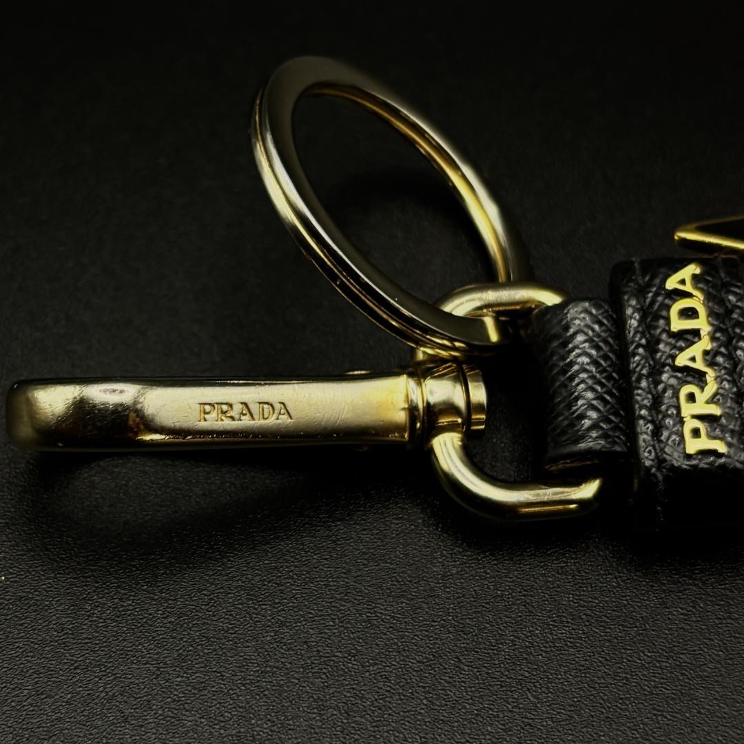 美品　PRADA キーホルダー　サフィアーノ　ブラック　キーリング　三角ダク