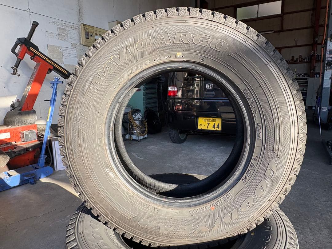 24年製 ハイエース スタッドレス 195/80R15 107/105LT中古品