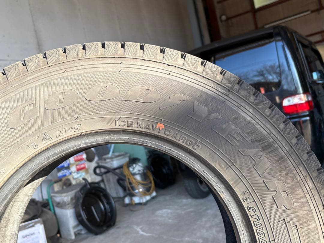 24年製 ハイエース スタッドレス 195/80R15 107/105LT中古品