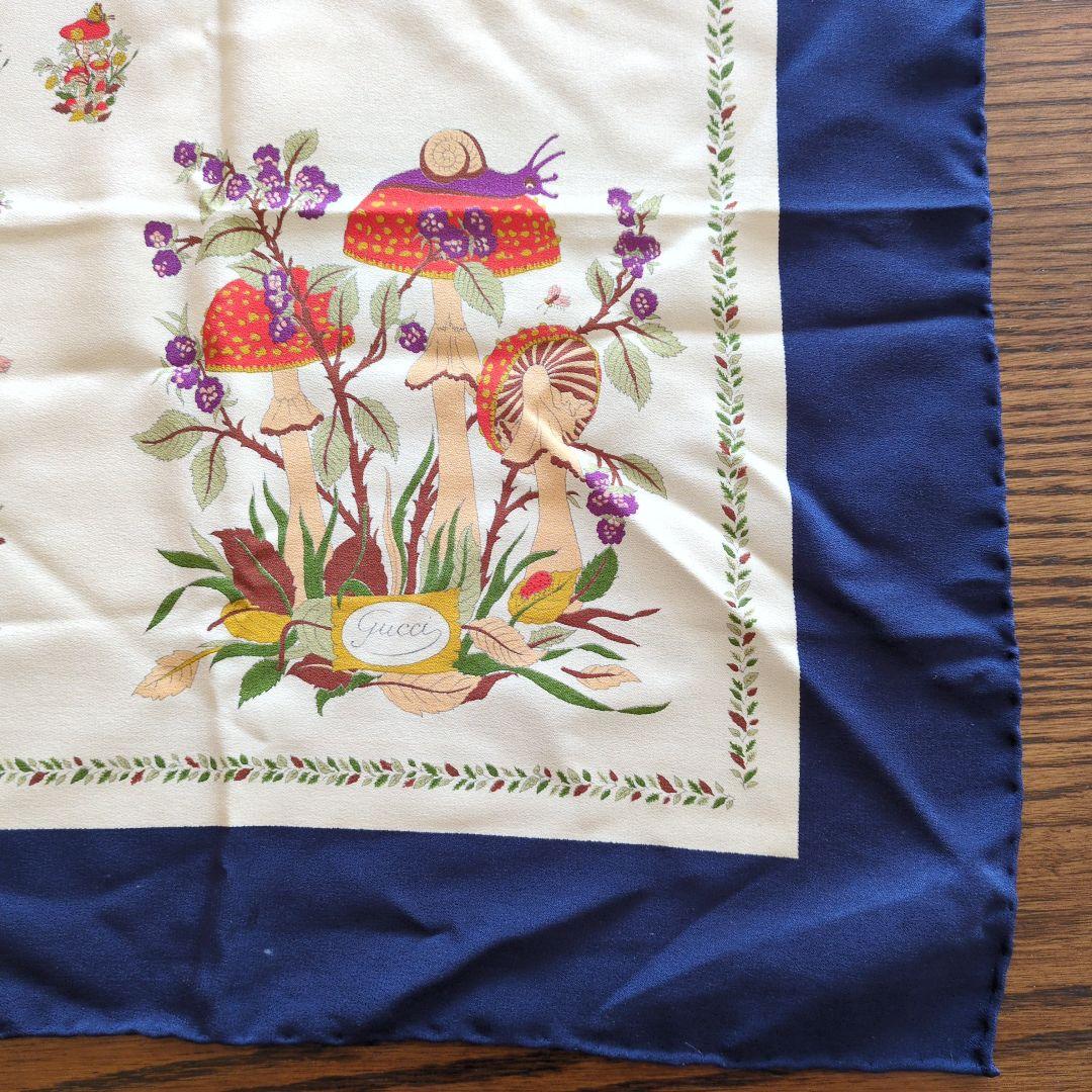 GUCCI 花とキノコのシルクスカーフ 88cm