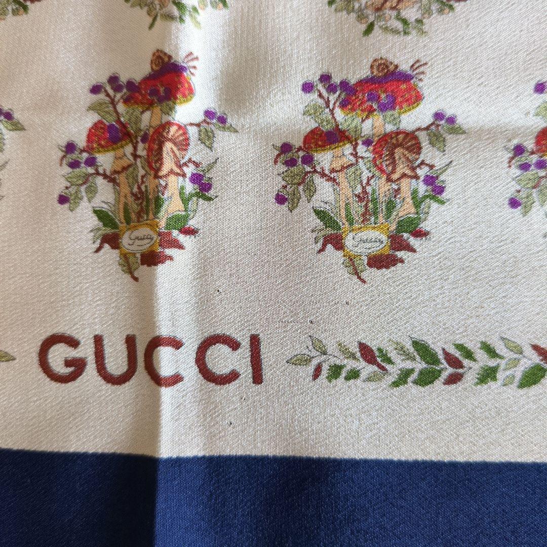 GUCCI 花とキノコのシルクスカーフ 88cm