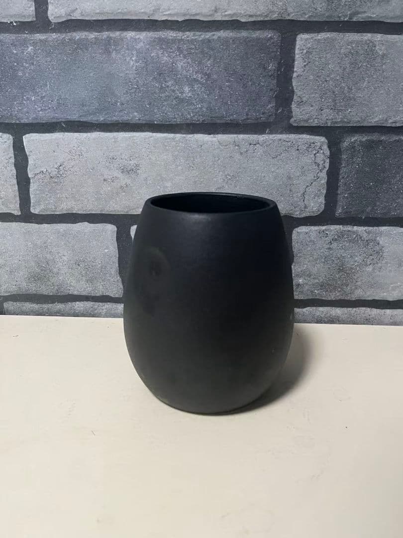 黒の卵型陶器植木鉢