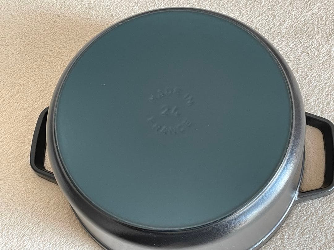 staub ストウブ　ココットラウンド　24cm 黒　ブラック