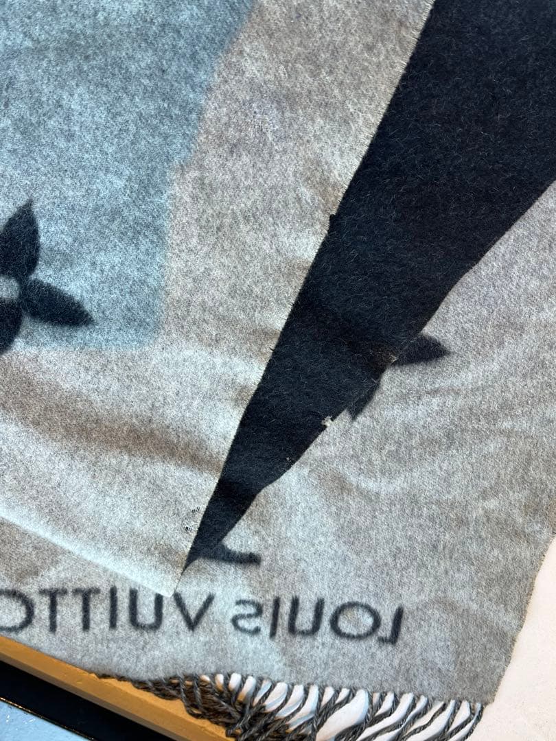 【正規品】LOUIS VUITTON ロゴ入りマフラー ブラックグレー　カシミヤ