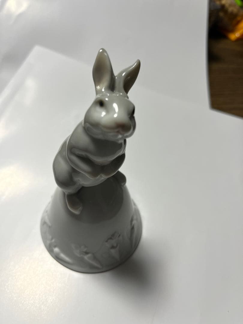 Nao ウサギの陶器置物 ベル 花彫刻付き