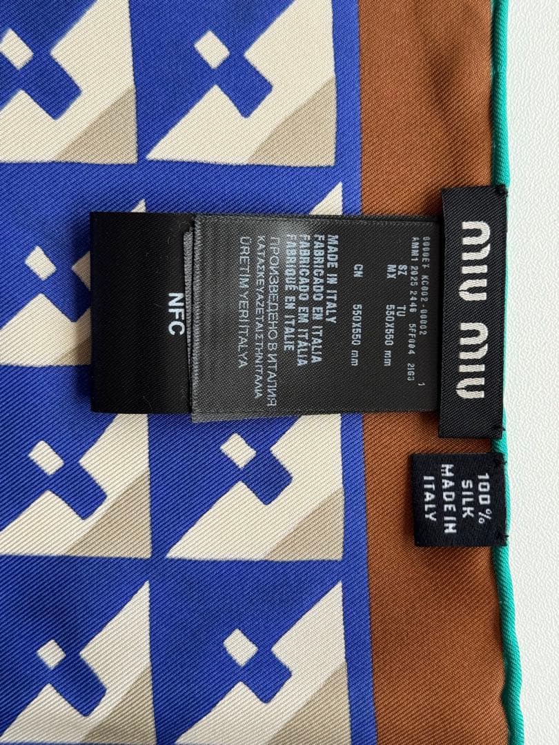 【テ】(miumiu プリントツイルスカーフ　シルク100%