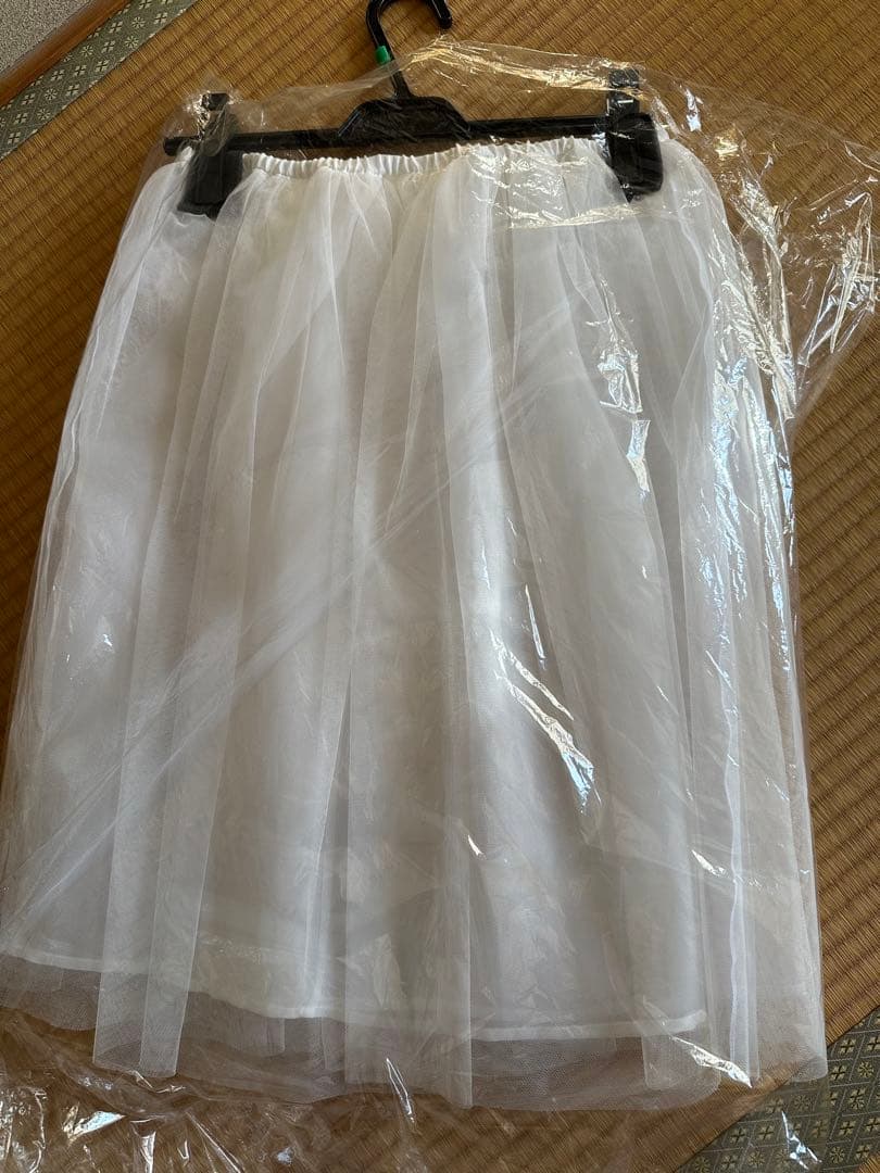 HER.サテン地アイボリーホワイト 短時間着用 インナースカート、タグ付 美品