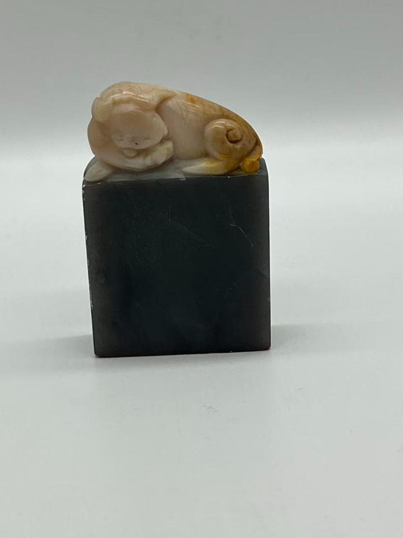 民国　寿山俏色石印　身獸鈕　【壬申年】 篆刻印鑑 収蔵印 文房四宝(F-239)