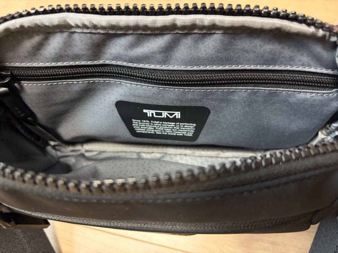 TUMI スリムスリングボディバッグ ブラック