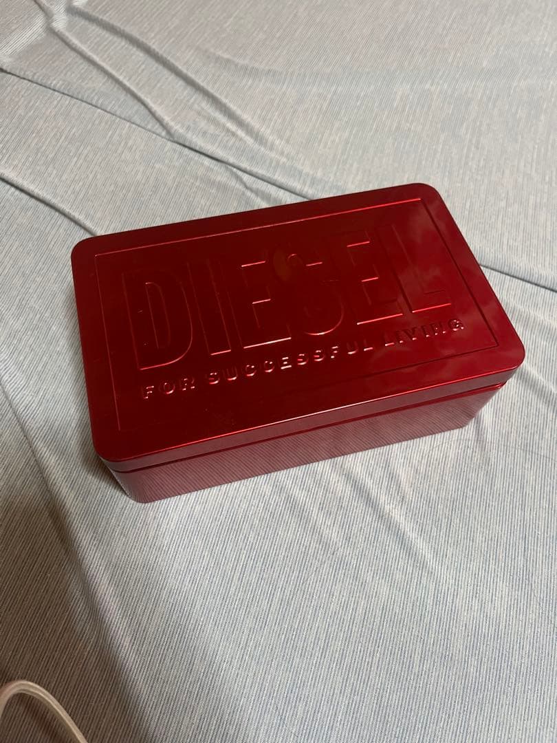 DIESEL Specialロゴ入り赤い金属ボックス
