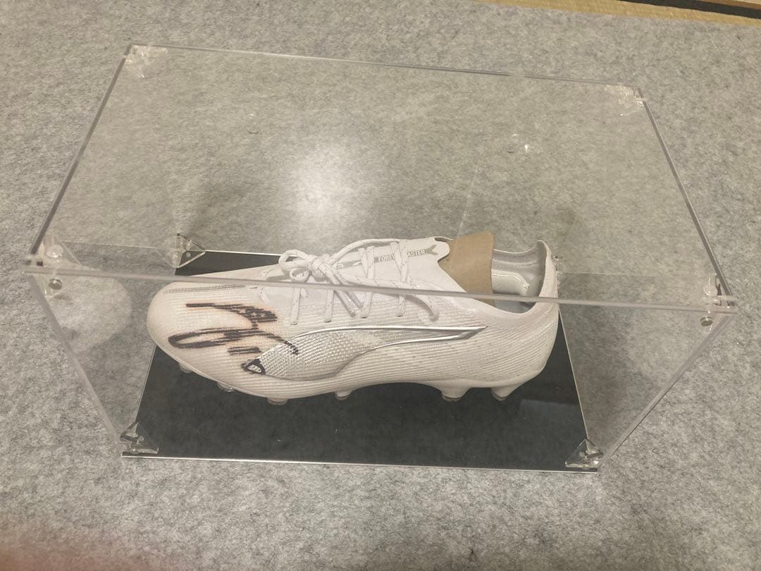 堂安律　直筆サイン入りPuma サッカースパイク　ホワイト　アクリルケース付き