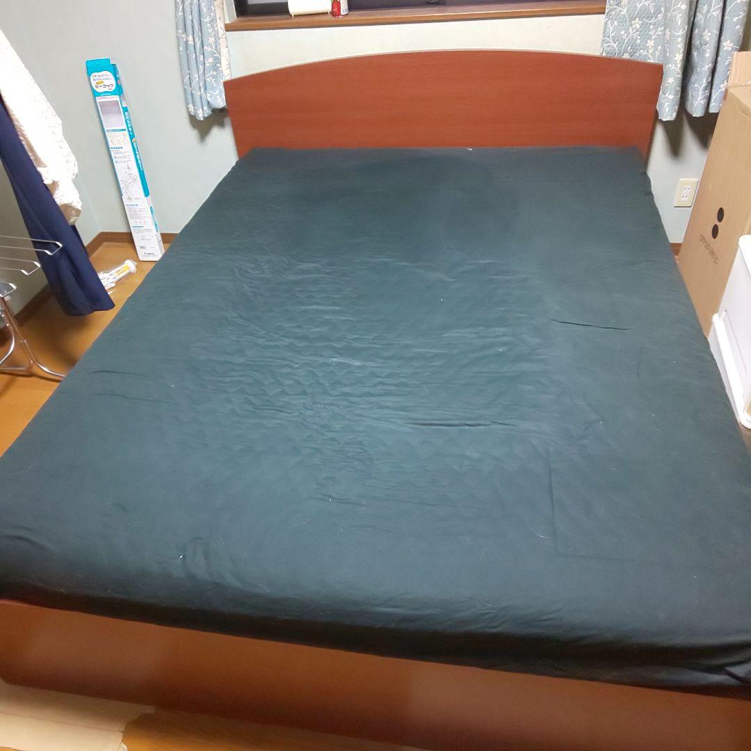 ベッド（クイーンサイズ）