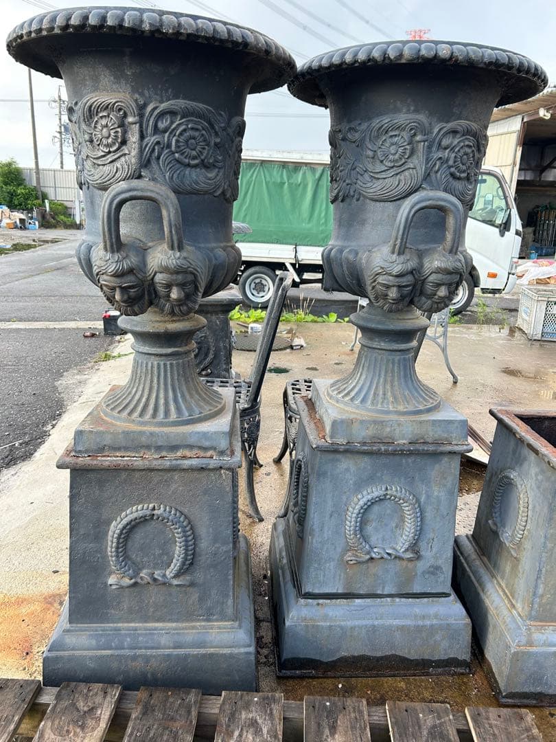 鋳鉄製装飾プランター 大きめ 黒色