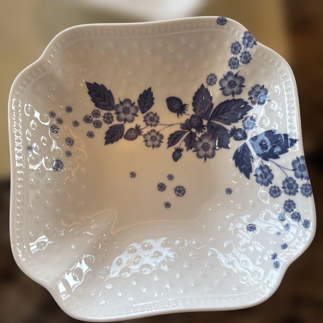 青い花柄の食器セット 6点