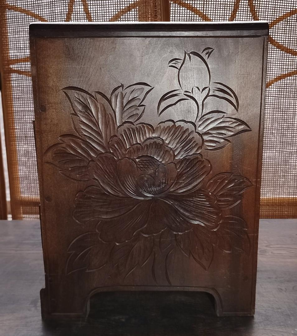 伝統工芸 木彫り 小箪笥 三段 卓上収納 日光彫 軽井沢彫風 牡丹 菖蒲 彫刻