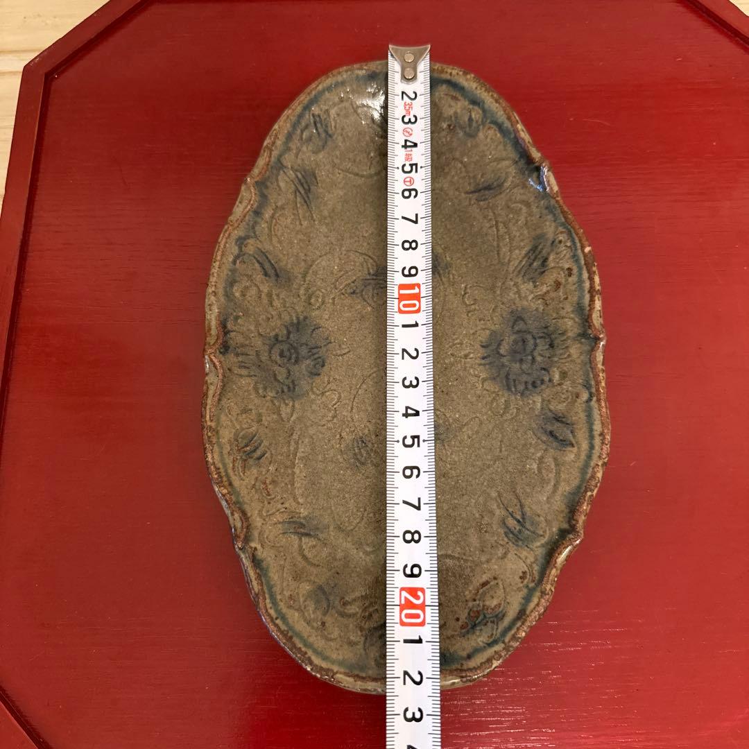 イムサエムさんのお皿 花模様の陶器製楕円皿 約30cm x 20cm