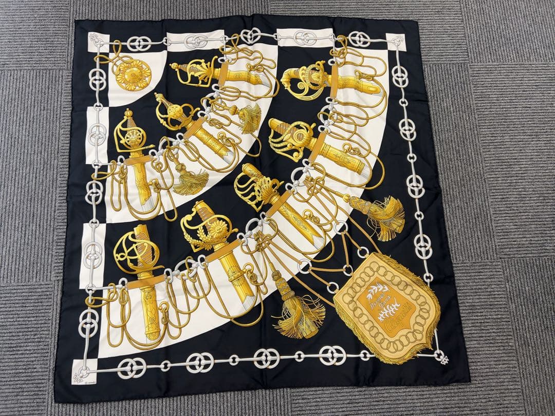 美品 エルメス スカーフ カレ90 ”Cliquetis オブジェの秘密“ 正規