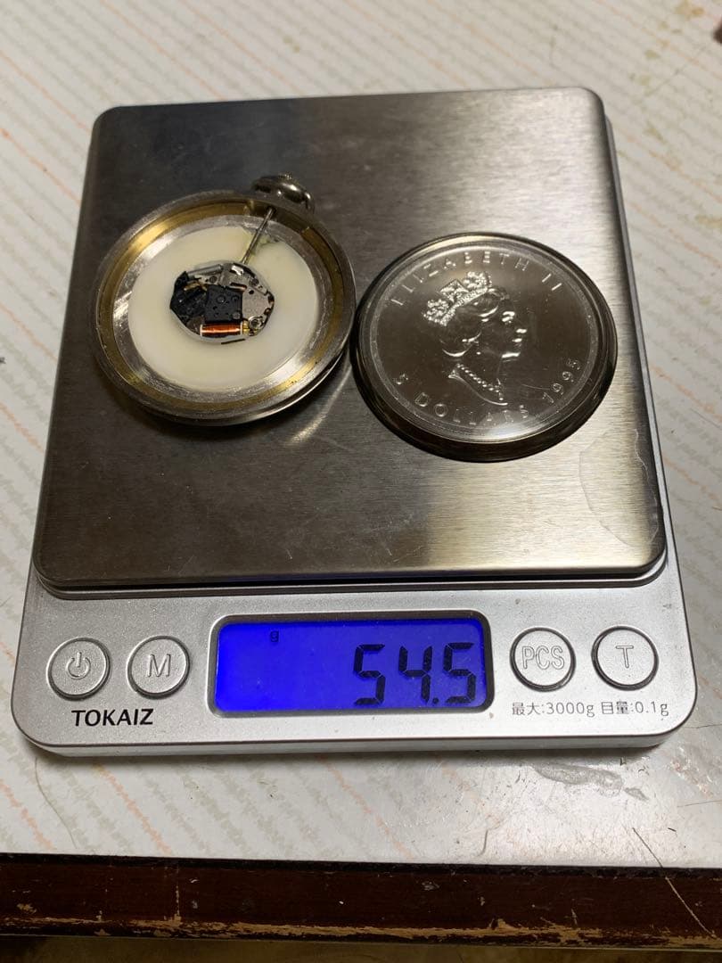 懐中時計　メープルリーフ5ドル製　クォーツタイプ重さ55g不動可能性強し