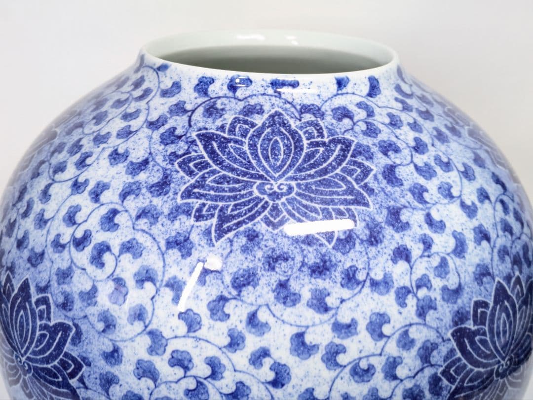 深川製磁 染付 吹墨 花唐草文 花瓶 高さ約32.5cm