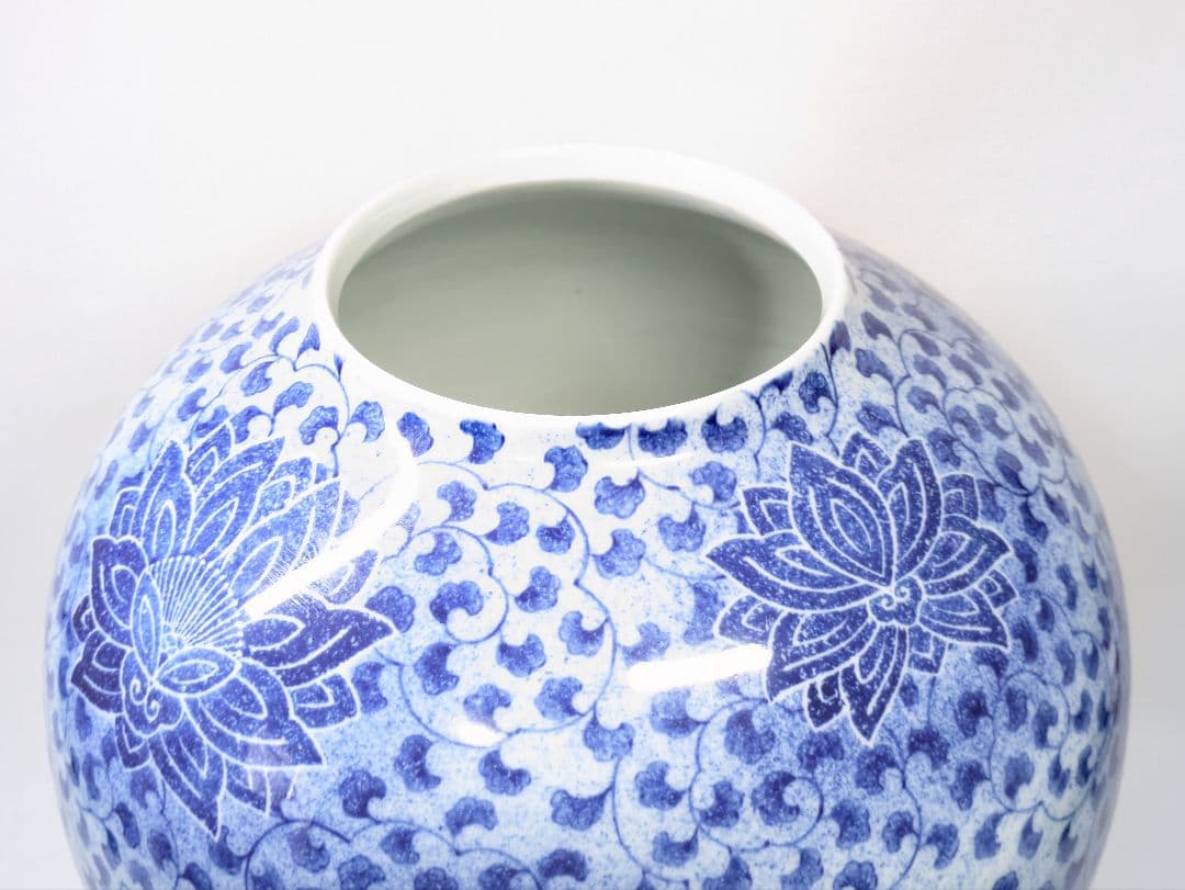 深川製磁 染付 吹墨 花唐草文 花瓶 高さ約32.5cm