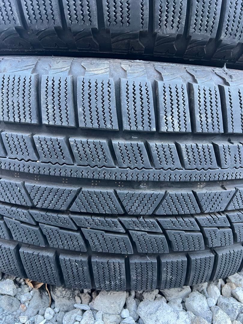 海外産スタッドレスタイヤ　225/50r17 22年製　バリ山