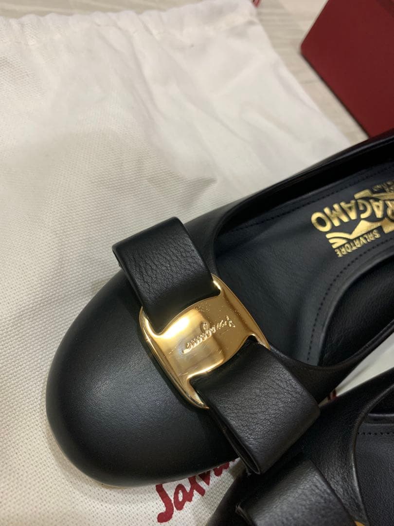 Salvatore Ferragamo VARA 17 ブラック