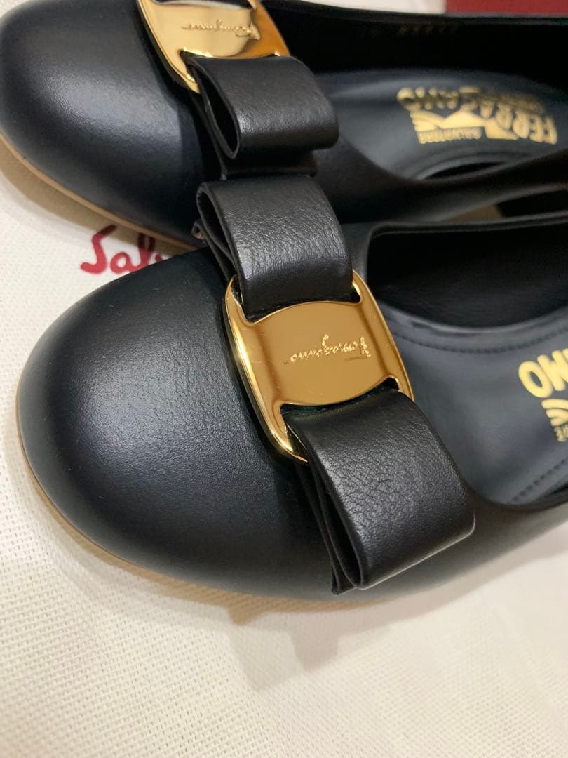 Salvatore Ferragamo VARA 17 ブラック