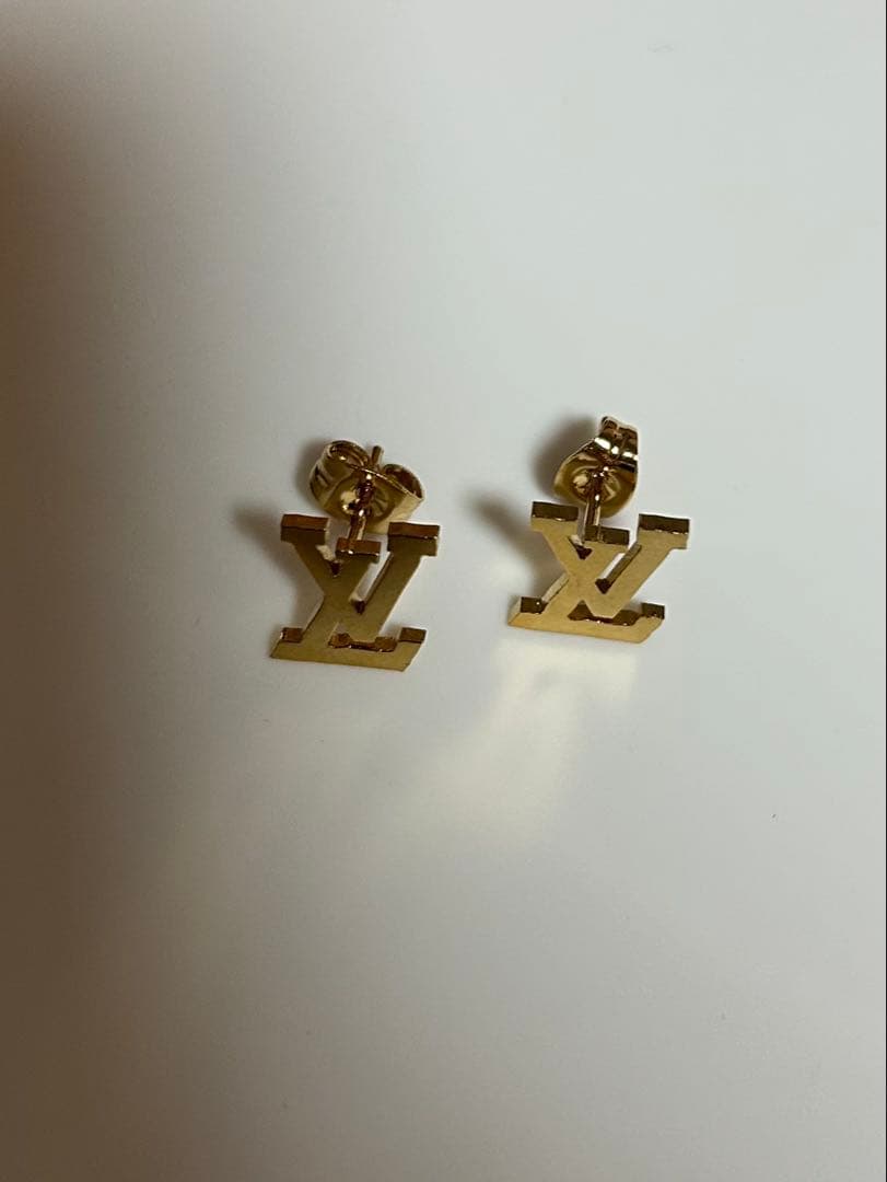 LV ロゴピアス