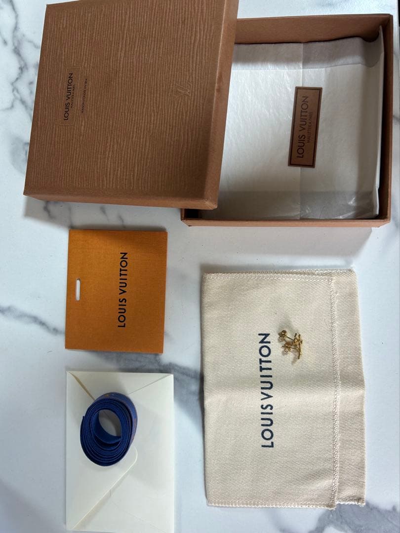 LV ロゴピアス