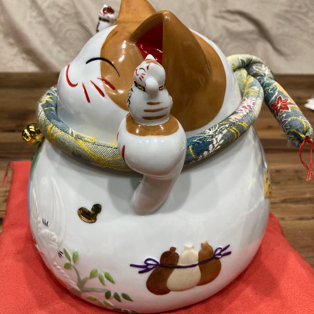 猫舎道楽堂本舗　招き猫　貯金箱　縁起物　置物　座布団付き　高さ約20cm弱