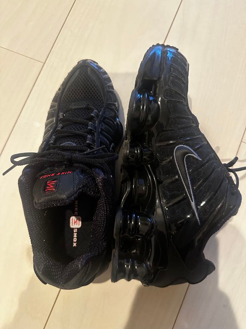 NIKE SHOX ブラックスニーカー