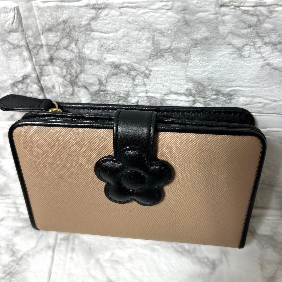 【未使用級】MARY QUANT 二つ折り財布デイジーパッチスナップ ベージュ